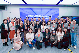 走进标杆现场，共探AI转型——维多利亚老品牌VIC国际携手企业高管参访埃森哲智能运营中心